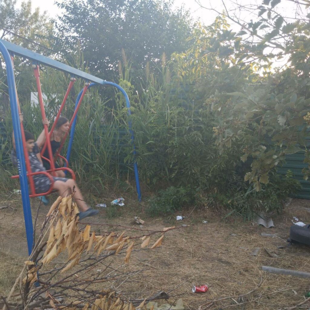 В окупованому Маріуполі дитячі майданчики перетворюються на звалище (фото)