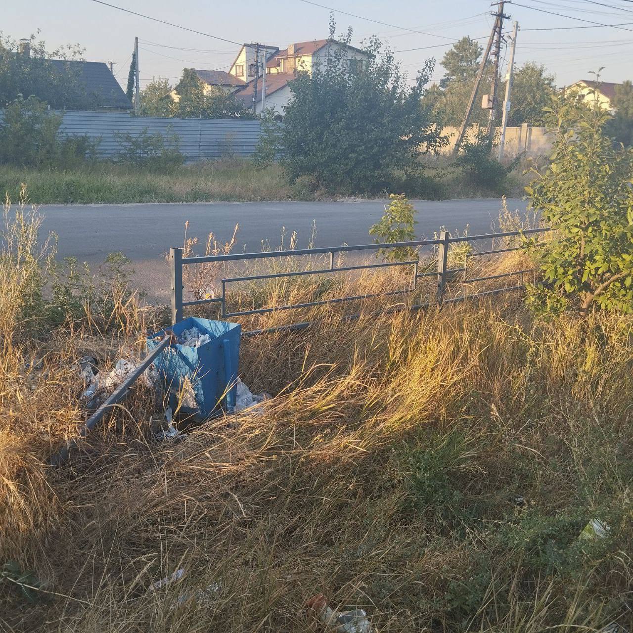 В окупованому Маріуполі дитячі майданчики перетворюються на звалище (фото)