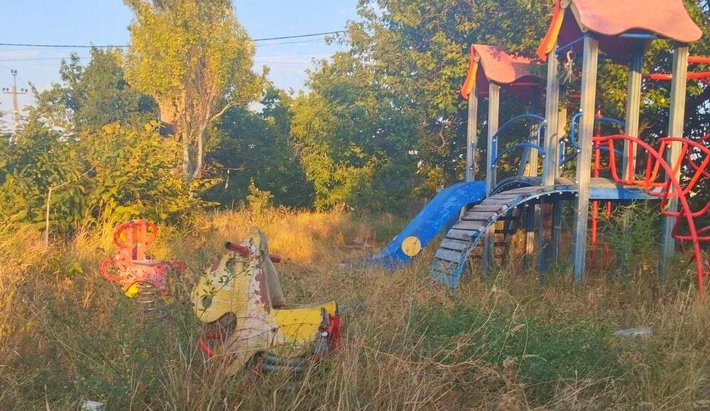 В оккупированном Мариуполе детские площадки превращаются в свалку (фото)