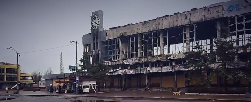 Росіяни "відкрили" раніше зруйнований ними ж на 80% залізничний вокзал в Маріуполі