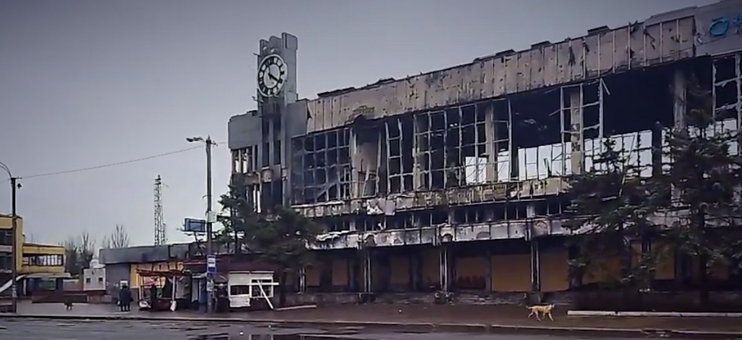 Россияне "открыли" ранее разрушенный ими же на 80% железнодорожный вокзал в Мариуполе