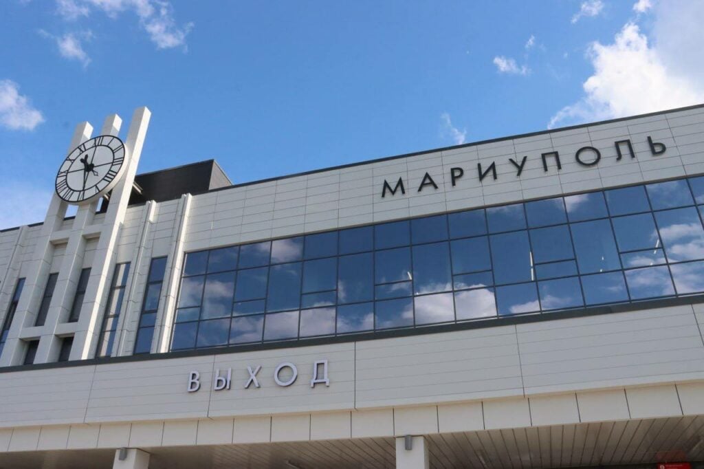 Росіяни "відкрили" раніше зруйнований ними ж на 80% залізничний вокзал в Маріуполі