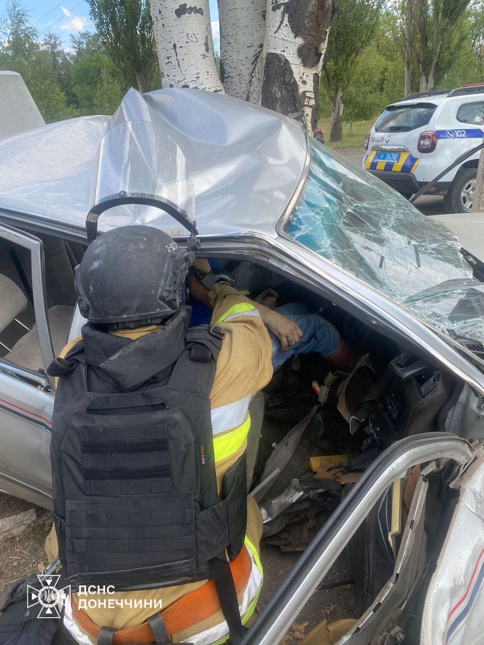 В Мирнограді сталося смертельне ДТП: тіло чоловіка затиснуло в автівці (фото)