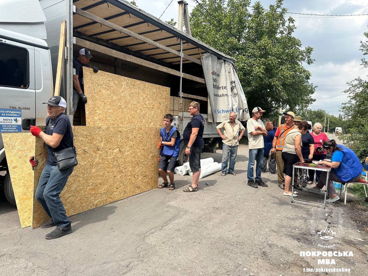 Оговтуватись після обстрілу покровчанам допомагають благодійники-партнери Покровської МВА (фото)