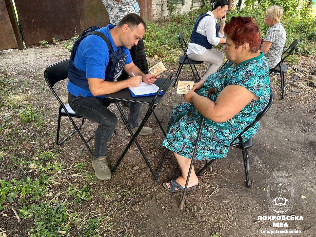 Оговтуватись після обстрілу покровчанам допомагають благодійники-партнери Покровської МВА (фото)