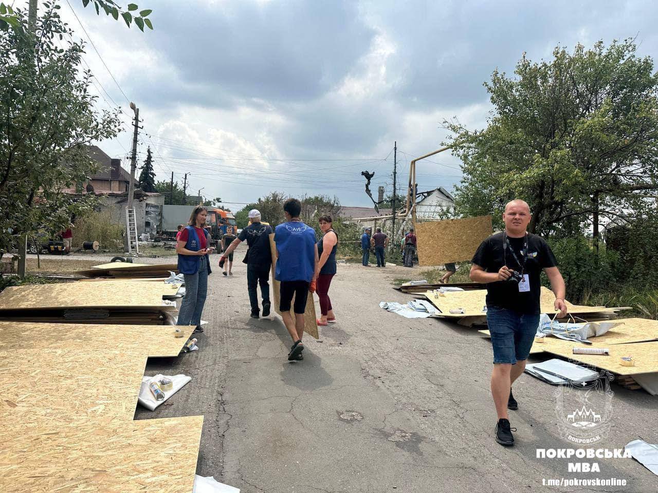 Оговтуватись після обстрілу покровчанам допомагають благодійники-партнери Покровської МВА (фото)