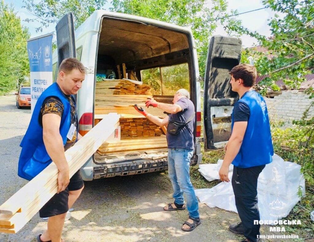 "Янголи Спасіння" надали допомогу власникам пошкодженого майна у Покровську (фото)