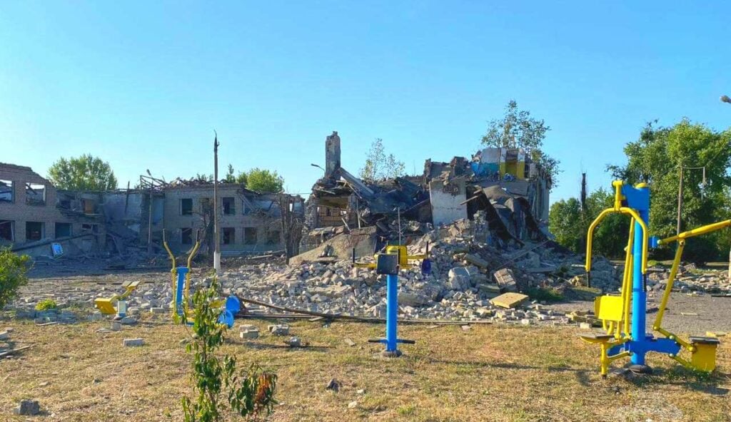 Загарбники серед ночі росіяни обстріляли Покровськ, є багато руйнувань (фото)