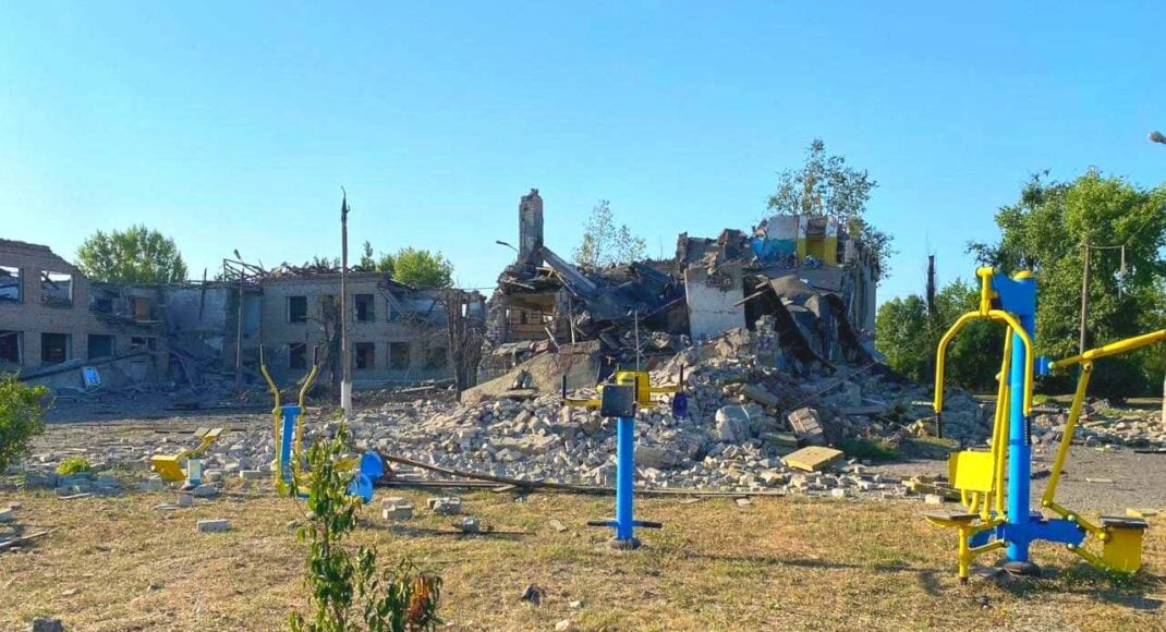 Загарбники серед ночі обстріляли Покровськ, є багато руйнувань (фото)