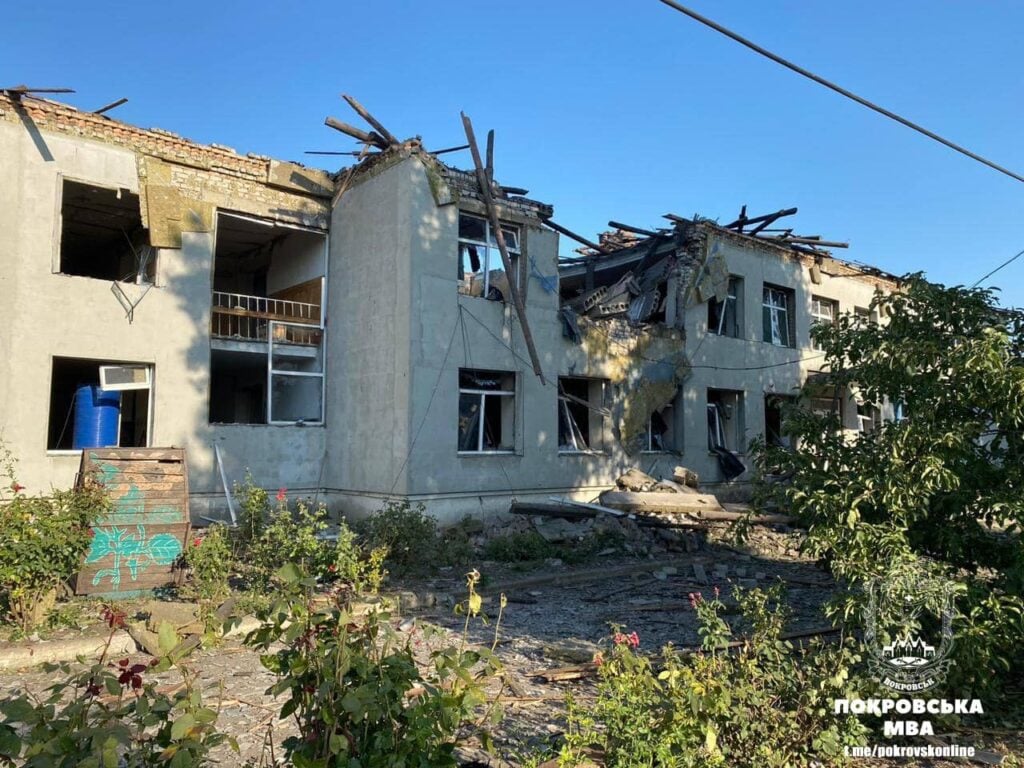 Загарбники серед ночі обстріляли Покровськ, є багато руйнувань (фото)