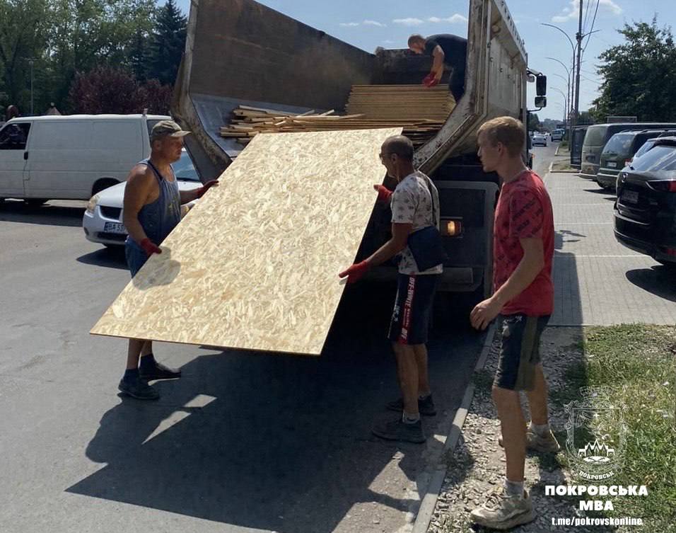 У Покровську 7 аварійних бригад працюють над наслідками ворожого обстрілу (фото)