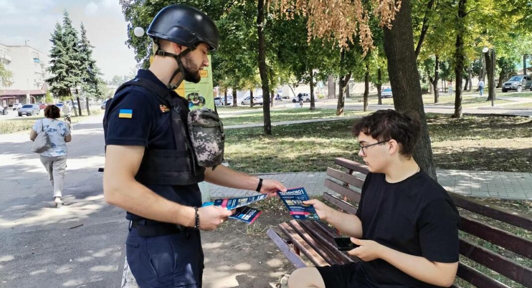 В Покровске спасатели обучали правилам минной безопасности местных жителей