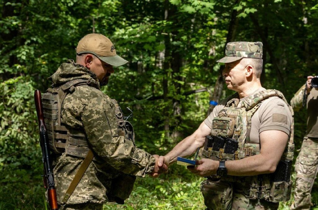 Сирський вручив українським захисникам відзнаки за мужність та героїзм у боях на Покровському напрямку 1