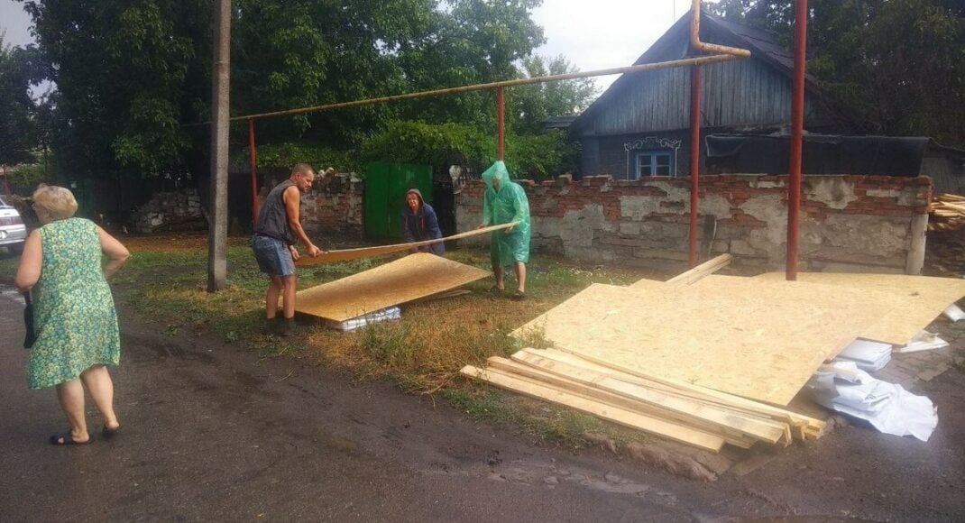 В Украинске пострадавшие от обстрелов рф получили строительные материалы при поддержке ООН (фото)