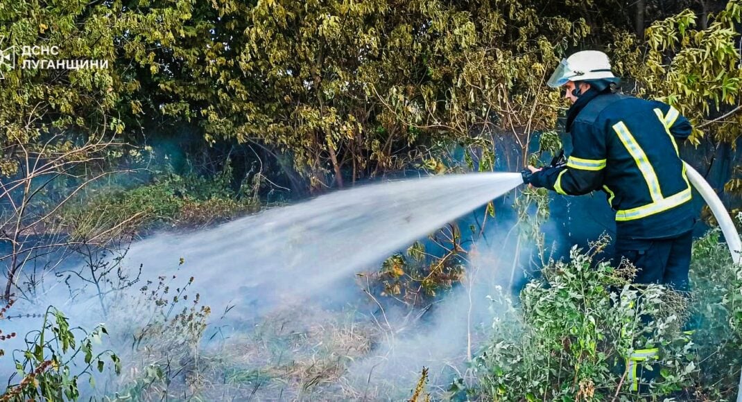 Огнеборцы Луганщины ликвидировали пожар на открытой территории в Лимане Харьковской области (фото)