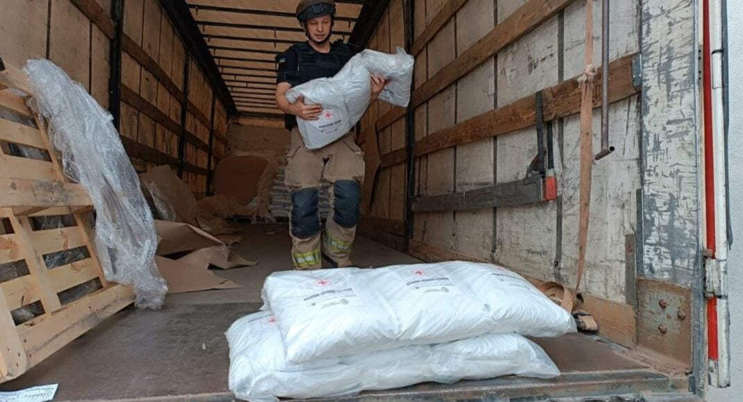 На Донеччину рятувальники розвезли місцевим мешканцям більше 4 тонн гуманітарного вантажу