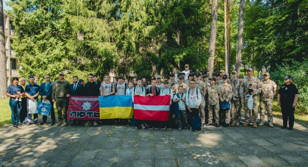 Полиция Латвии организовала отдых для детей погибших и раненых украинских полицейских