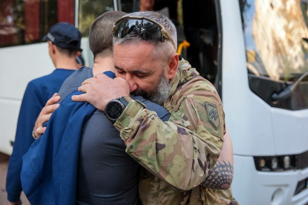 23 бійці 12-ої бригади Азову повернулися в Україну 5