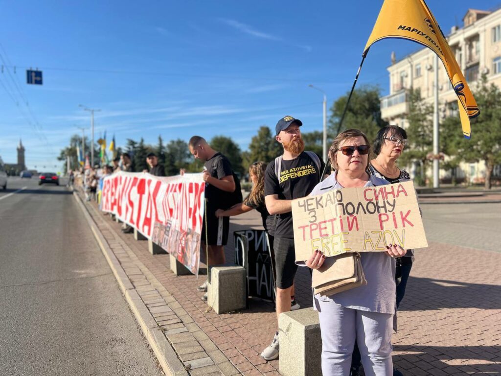 "Моє серце третій рік в полоні": маріупольці приєднуються до акцій на підтримку військовополонених (фото)