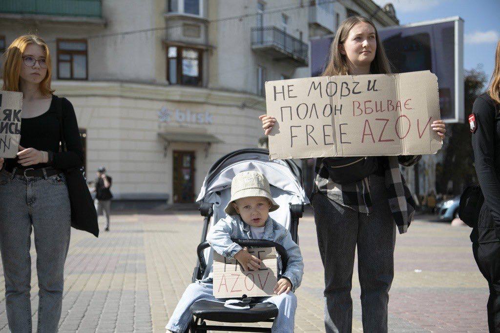 "Моє серце третій рік в полоні": маріупольці приєднуються до акцій на підтримку військовополонених (фото)