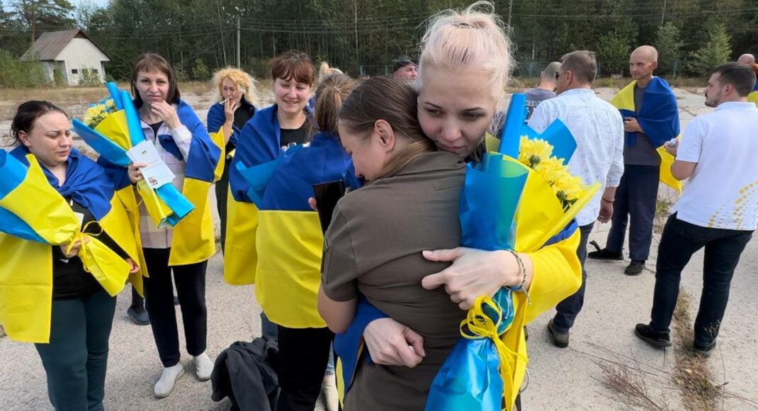 Сьогодні 15 захисників і захисниць з "Азову" повернулося додому після понад двох років російського полону (відео)