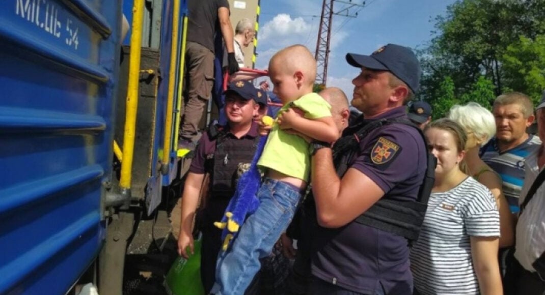 Стало известно, сколько детей эвакуировали из Донецкой области за неделю и сколько еще остаются в общинах