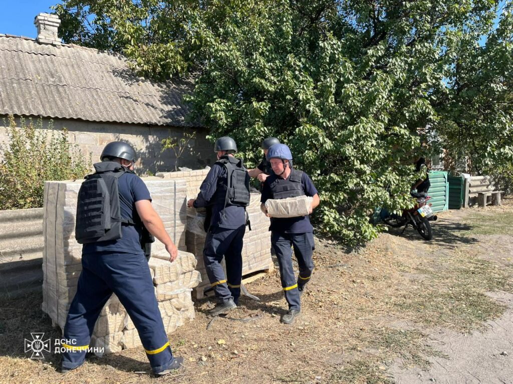 Мешканцям прифронтових населених пунктів Донеччини рятувальники доставили понад 21 000 кілограмів гуманітарної допомогиМешканцям прифронтових населених пунктів Донеччини рятувальники доставили понад 21 000 кілограмів гуманітарної допомоги