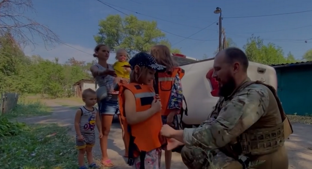 Поліція допомогла евакуювати дві родини з дітьми з прифронтової Костянтинівки (відео)