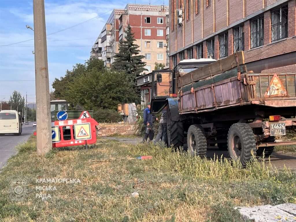 У Краматорську ліквідовують наслідки нічного обстрілу (фото)