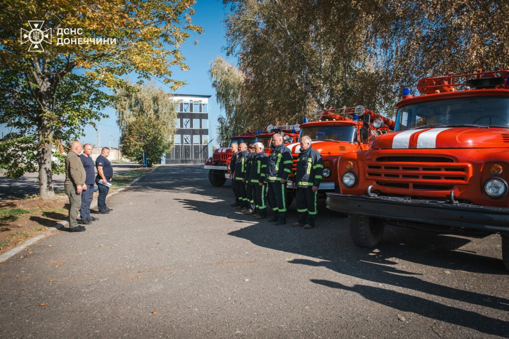 Рятувальники Донеччини передали Лиманському центру безпеки громадян пожежні автомобілі (фото)