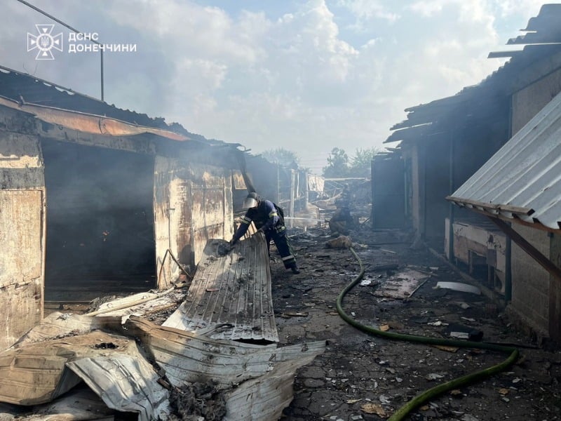 У Мирнограді рятувальники ліквідовували масштабну пожежу на ринку після обстрілу (фото)