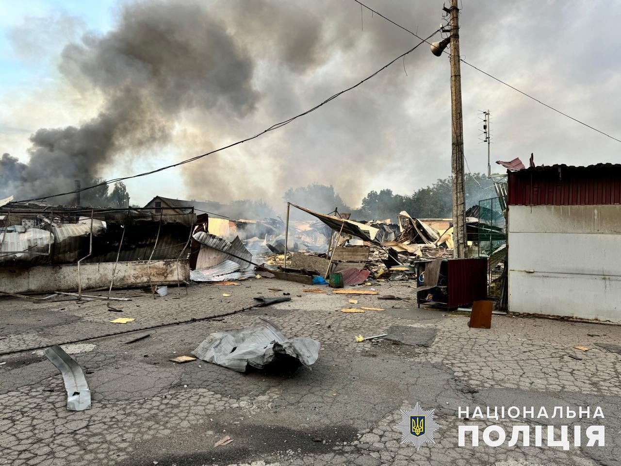 У Мирнограді рятувальники ліквідовували масштабну пожежу на ринку після обстрілу (фото)