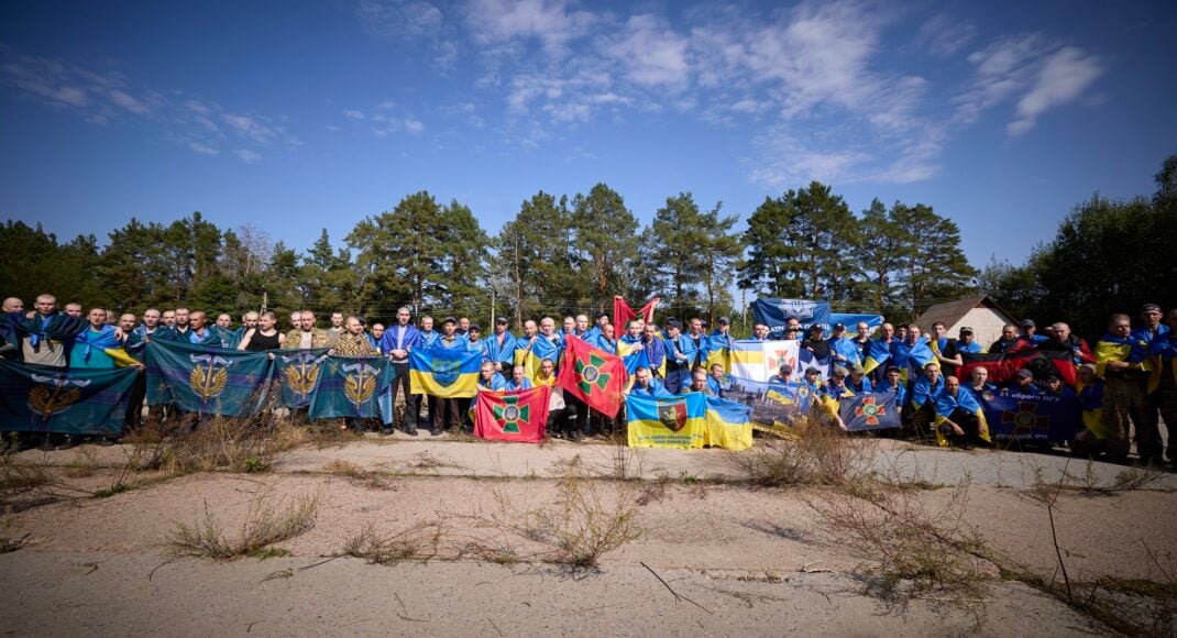 Еще 103 украинца вернулись домой из плена (фото)