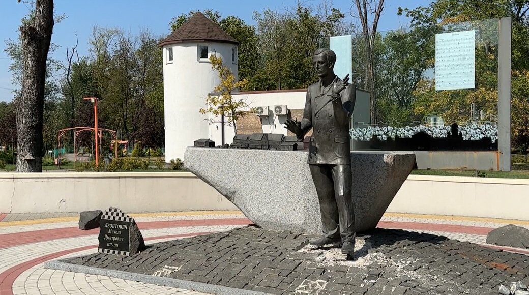 Памятник композитору Николаю Леонтовичу из Покровска эвакуируют в Винницу