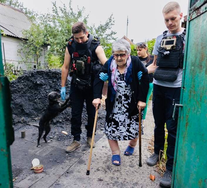 Волонтери та благодійники продовжують надавати допомогу жителям Покровська в евакуації