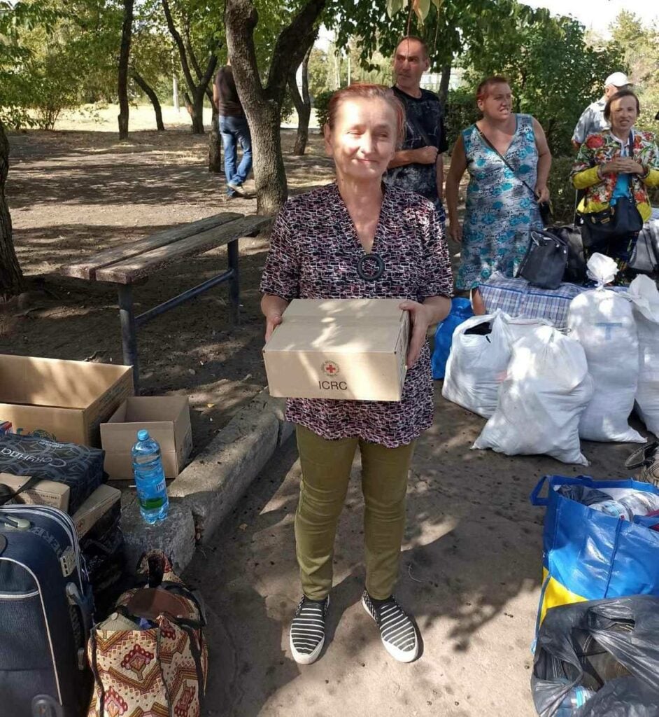 Евакуйовані жителі Покровська отримали дорожні набори допомоги (фото)