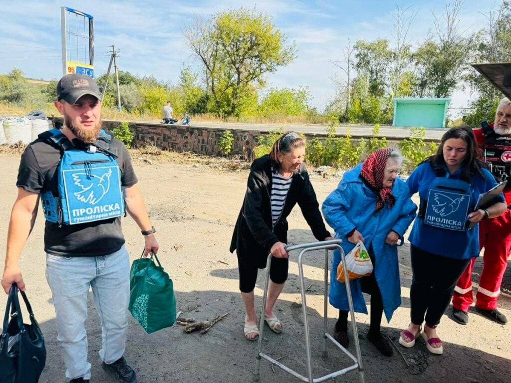 Волонтери та благодійники продовжують надавати допомогу жителям Покровська в евакуації