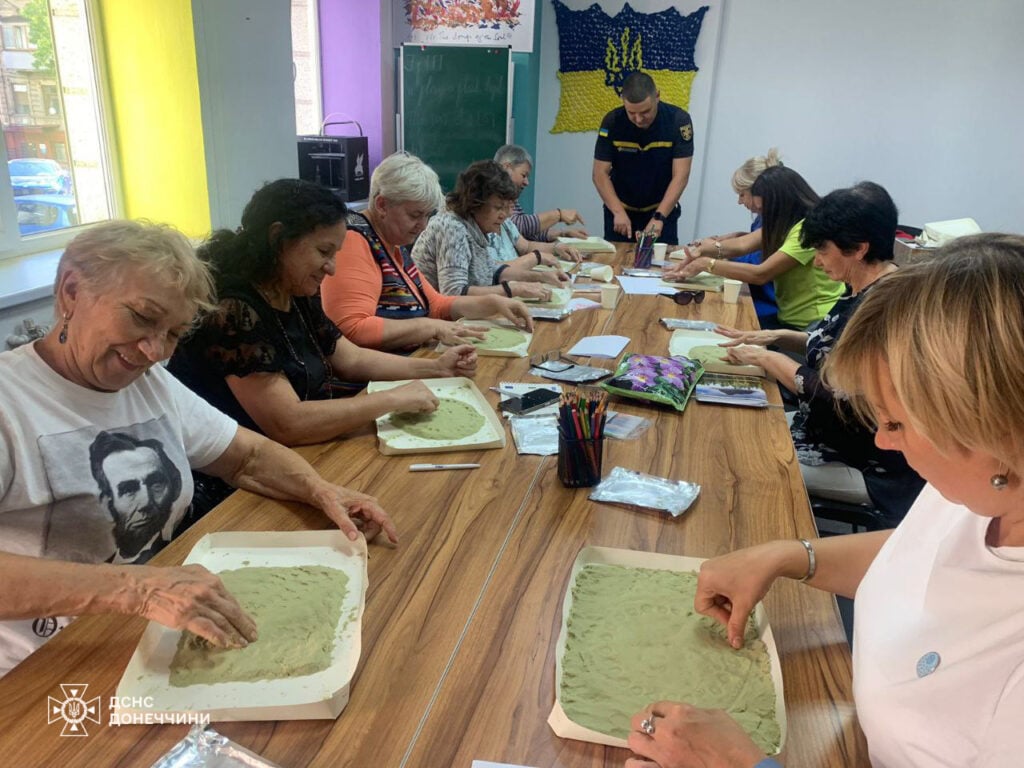 Психолог ДСНС Донеччини провів пісочну та образотворчу терапію для внутрішньо переміщених осіб (фото)