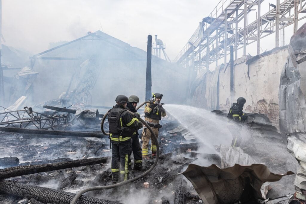 Рятувальники показали, як ліквідували наслідки вчорашнього ворожого обстрілу Костянтинівки 3