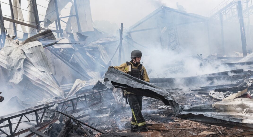 Рятувальники показали, як ліквідували наслідки вчорашнього ворожого обстрілу Костянтинівки (фото, відео)