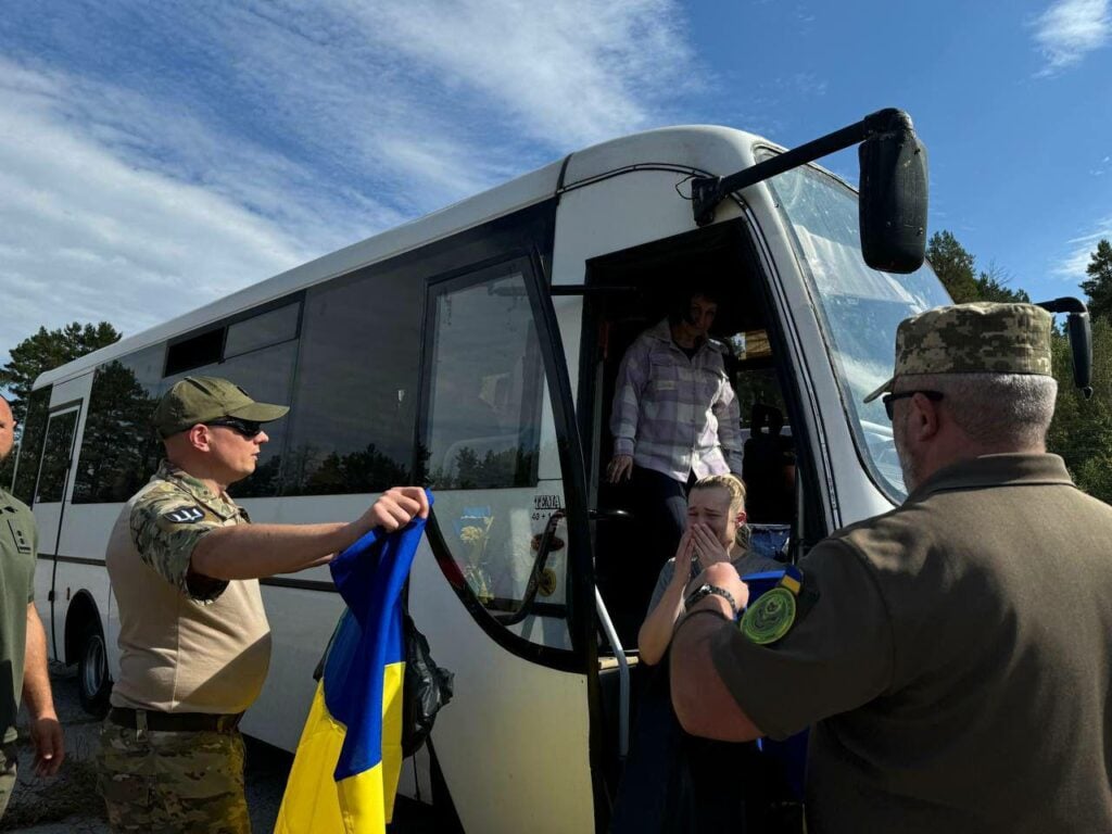 Україна повернула ще 49 людей з російського полону (відео)