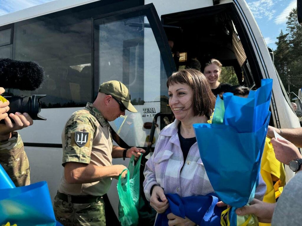 Україна повернула ще 49 людей з російського полону (відео)