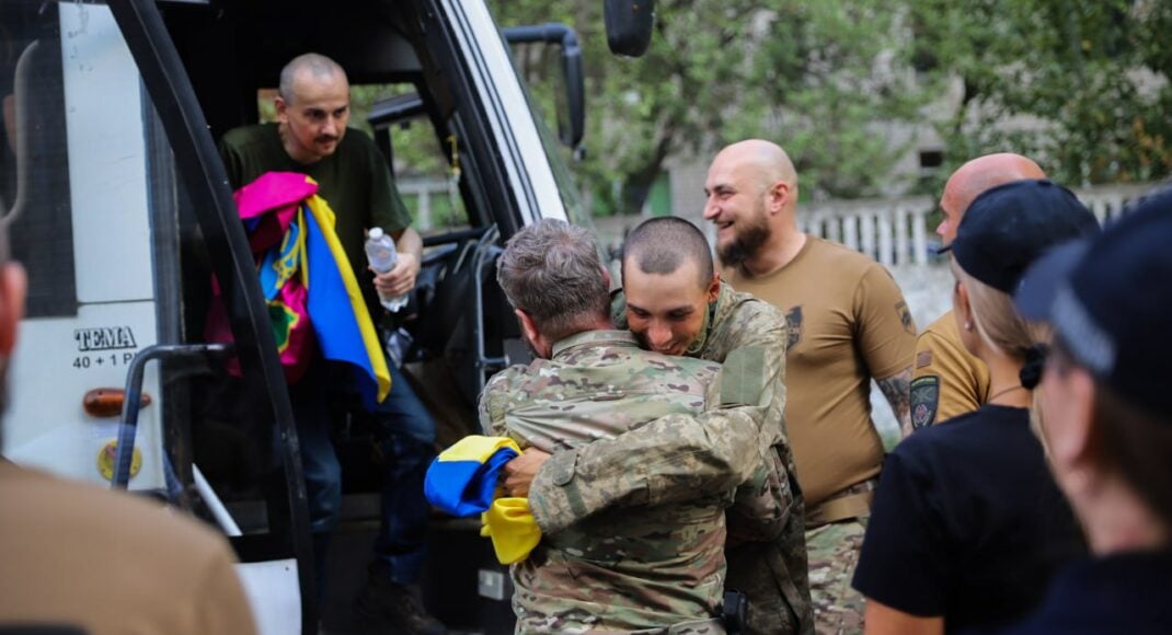 Понад 2 роки в полоні: в Україну повернулися 4 побратими та 11 посестер з "Азову" (фото)