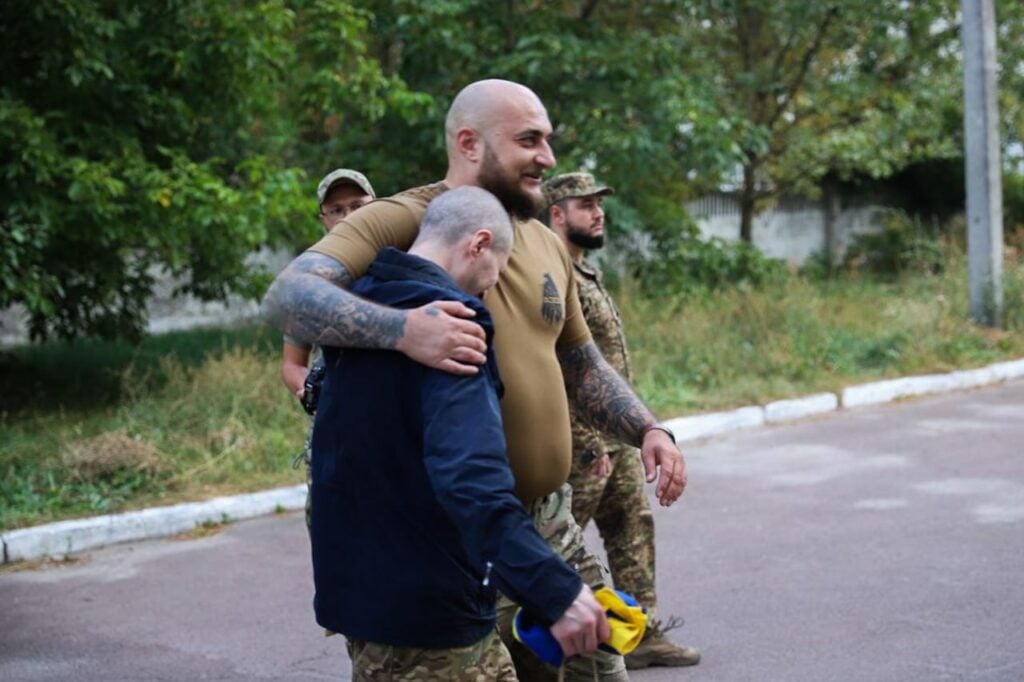 В Україну повернулися 15 бійців Азову 4