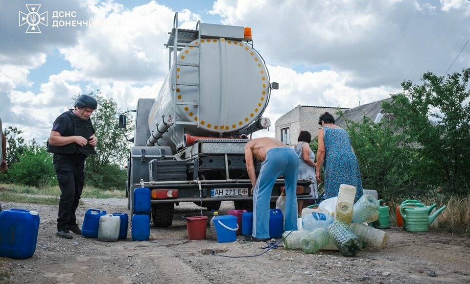 На Донеччині рятувальники підвезли 40 тонн води для місцевих мешканців