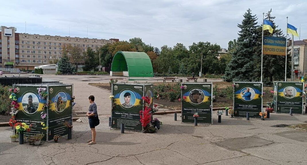 В Славянске пополнилась новыми фотографиями Аллея памяти героев, отдавших жизнь за Украину (видео)