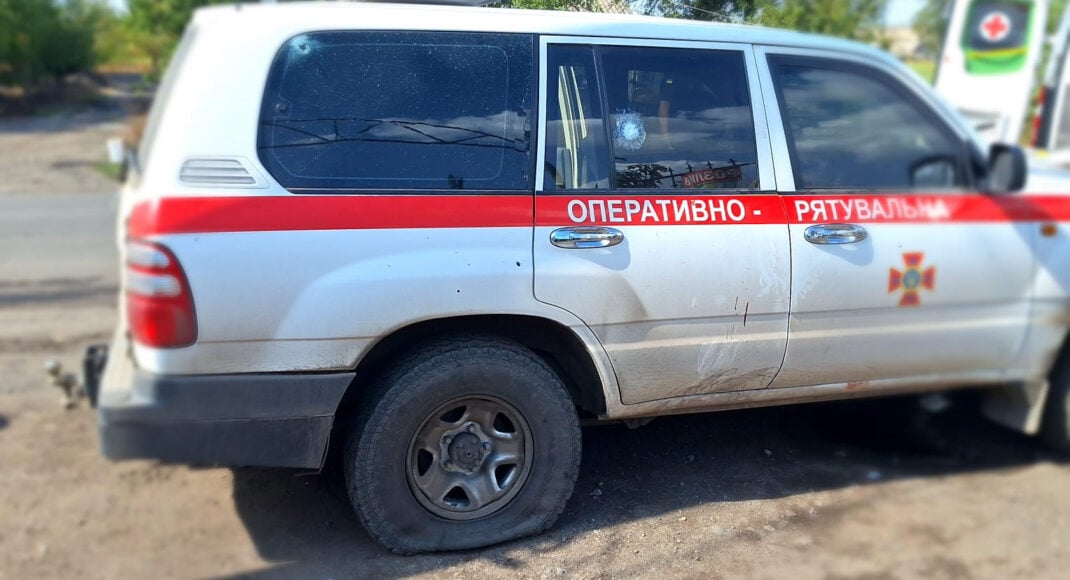 Под вражеский обстрел на Донетчине попала эвакуационная группа ГСЧС: ранены два спасателя (фото)