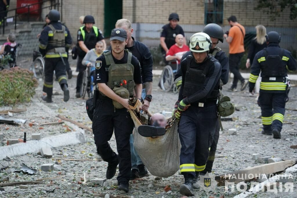 російська армія вдарила по геріатричному пансіонату в Сумах 2