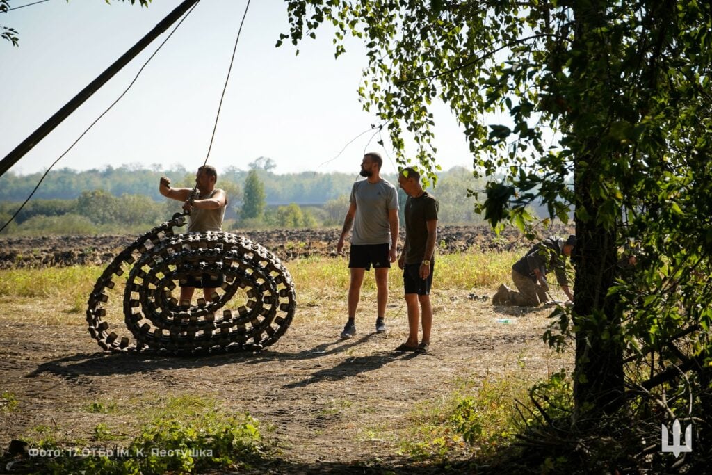 заміна траків на танку 17 ОТБр 3