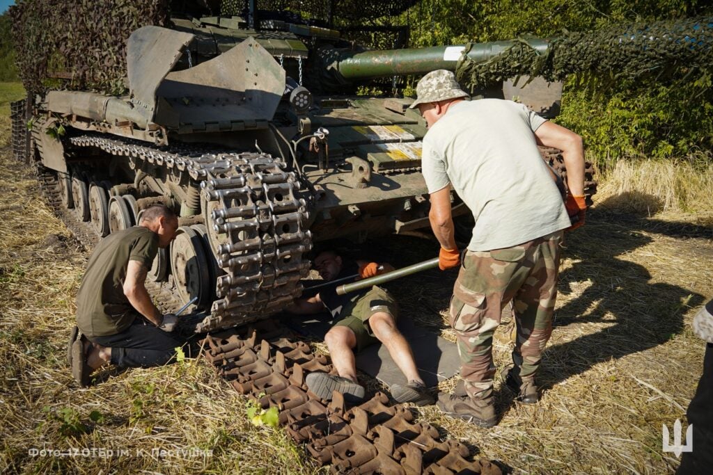 заміна траків на танку 17 ОТБр 4